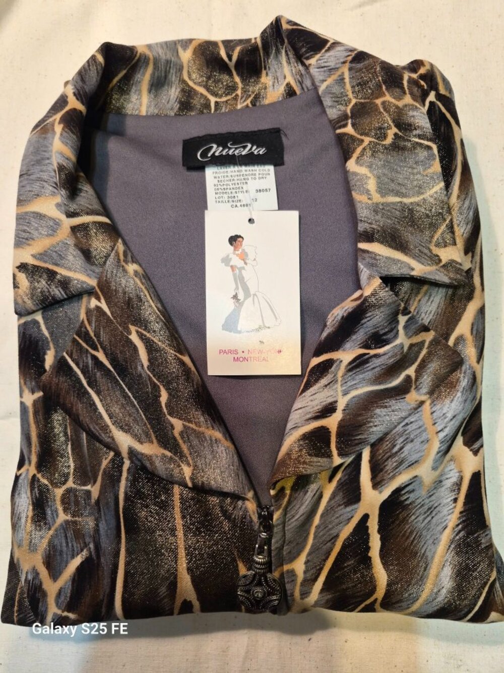 MAGNIFIQUE TOP AVEC DE LA CLASSE, SATIN INTÉRIEUR, DOUX, 12 ANS